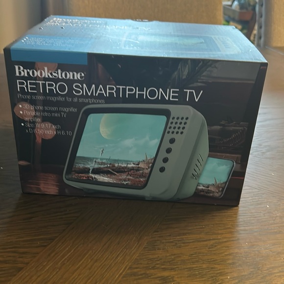 BROOKSTONE RETRO SMARTPHONE TV MAGNIFIER NWT - Picture 1 of 6